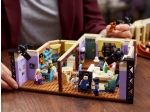 LEGO® Adult Friends Apartments 10292 erschienen in 2021 - Bild: 23