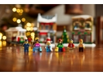 LEGO® Seasonal Weihnachtlich geschmückte Hauptstraße 10308 erschienen in 2022 - Bild: 10