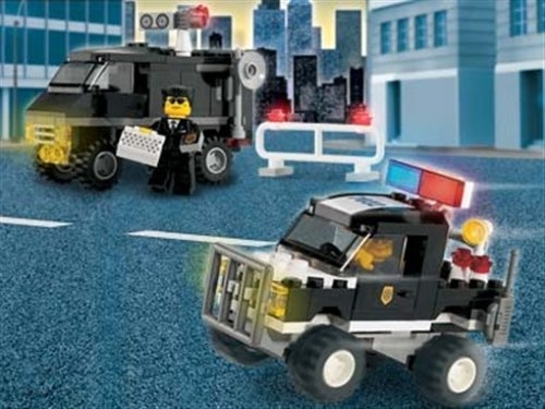 LEGO® Town Highway Patrol & Undercover Van 7032 released in 2003 - Image: 1