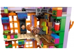 LEGO® Harry Potter Winkelgasse™: Weasleys Zauberhafte Zauberscherze 76422 erschienen in 2023 - Bild: 4