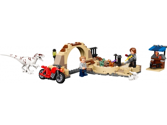 LEGO® Jurassic World Atrociraptor: Motorradverfolgungsjagd 76945 erschienen in 2022 - Bild: 1