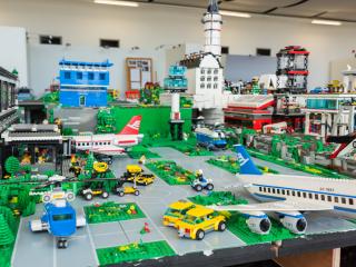 Ein vollständiger Flughafen in der LEGO Stadt