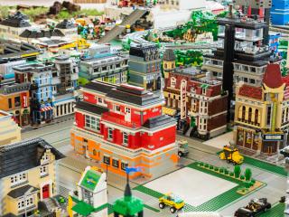Ein Straßenzug mit den LEGO Creator Modular Buildings